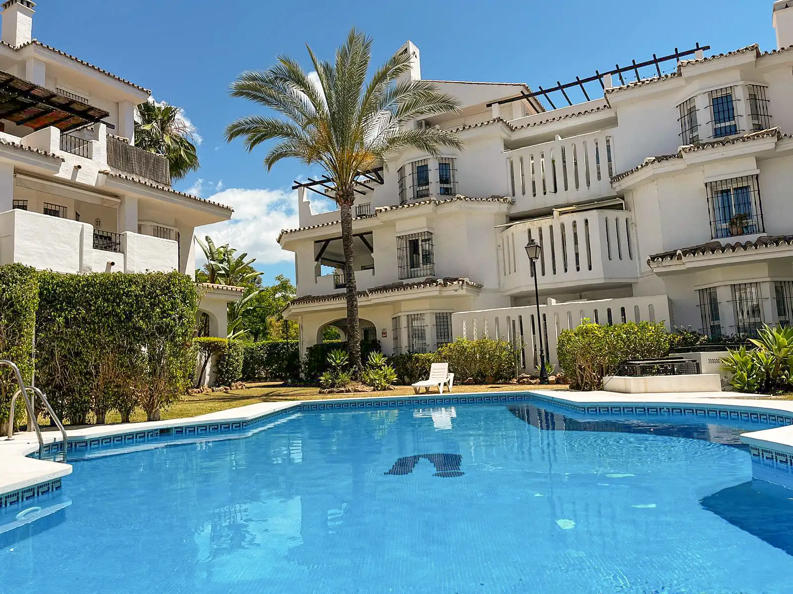 Luxury apartment in Spain for sale with pool and view, ideal for investment or second home in Spain by the sea.
